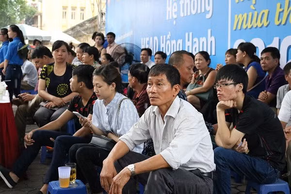 Nhiều phụ huynh tập trung chờ con với vẻ mặt lo lắng.