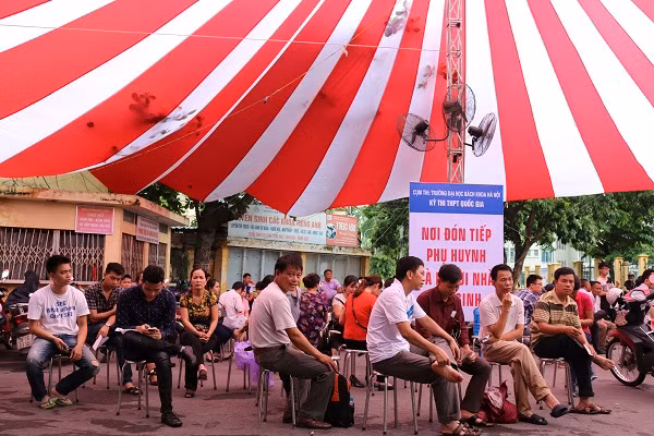 Trường Đại học Bách Khoa sắp xếp các khu vực có bạt che dành cho các vị phụ huynh. Điều này giúp vơi đi phần nào sự vất vả của các bậc phụ huynh trong những ngày thi sắp tới của con em mình.