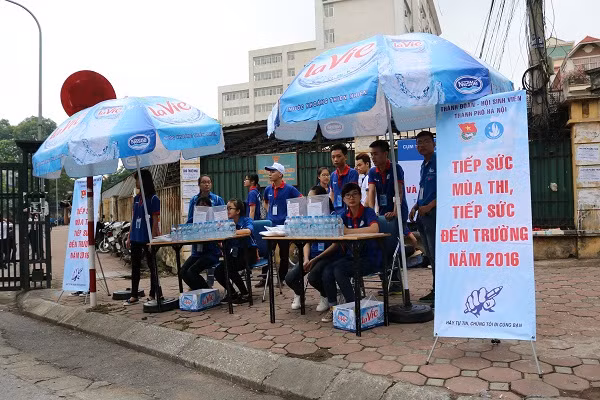 Ngay từ sáng sớm, các tình nguyện viên đã có mặt chuẩn bị các thùng nước miễn phí cho thí sinh và phụ huynh tại trường Đại học Bách Khoa Hà Nội.