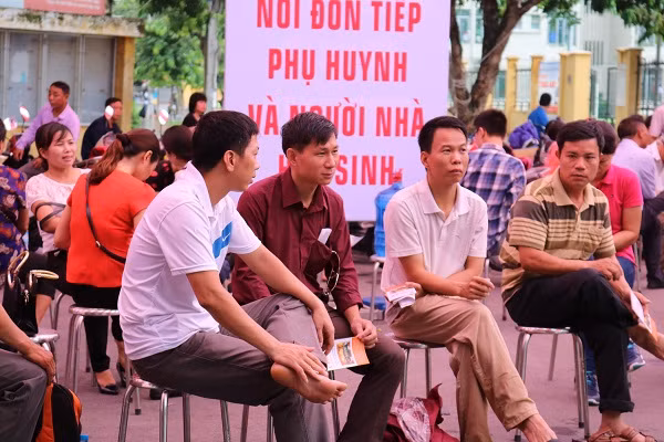Các phụ huynh sẽ luôn đồng hành cùng thí sinh trong 4 ngày thi sắp tới.