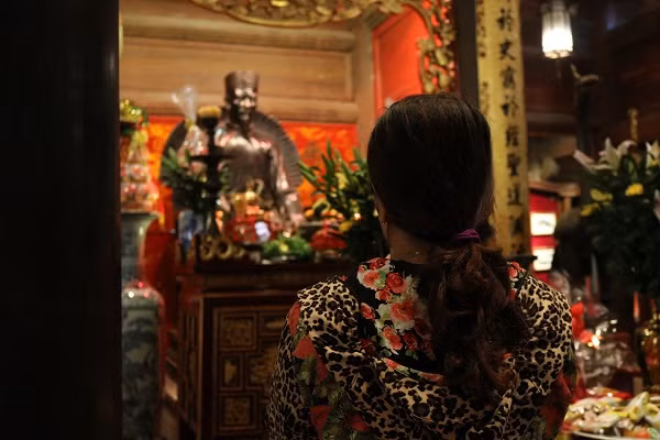 Thành kính trước ban thờ thầy Chu Văn An.