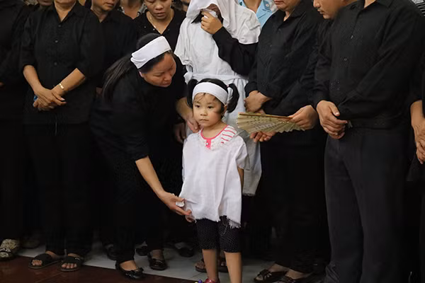 Con gái Đại tá Khải ngây ngô nhìn linh cữu của cha.