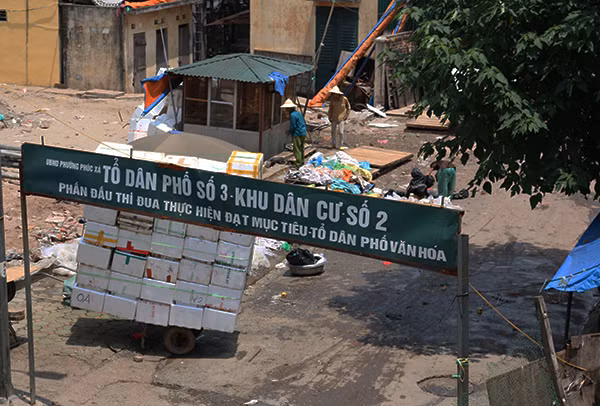 Tổ dân phố "phấn đấu văn hóa" ngổn ngang thùng xốp, bao tải.