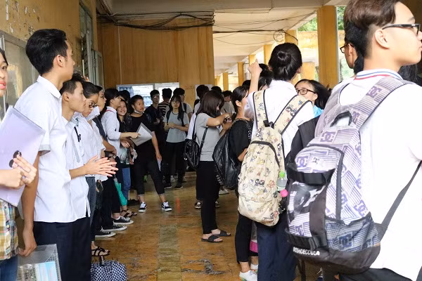 Các thí sinh đứng ngoài hành lang chờ với nhiều cảm xúc khác nhau.