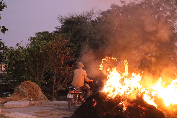 Những đống rơm cháy đỏ lửa, đốt ở cạnh khu dân cư hoặc các con dường gây nguy hiểm cho mọi người. Ảnh chụp tại thôn Vĩnh Trung.