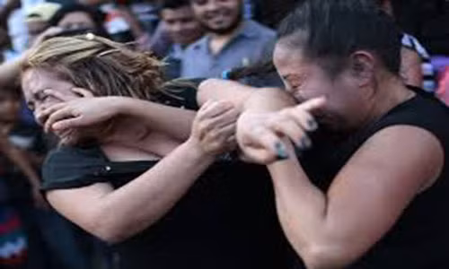 Vào tháng 5 hàng năm, phụ nữ ở vùng quê Nanua ở Guerrero, Mexico sẽ tiến hành một lễ hội kinh hoàng có từ rất lâu. Những phụ nữ có chồng sẽ đánh nhau cho toác đầu chảy máu và lấy máu đó để tưới nước cho vùng đất cằn cầu mưa đến.