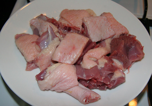 Với món ăn cần chặt vịt ra, thì sau khi chặt có thể trụng sơ bằng nước sôi và xả lại nước lạnh, vịt sẽ hết mùi hôi. Ảnh: tapchitangcan