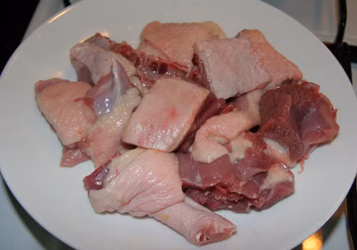 Với món ăn cần chặt vịt ra, thì sau khi chặt có thể trụng sơ bằng nước sôi và xả lại nước lạnh, vịt sẽ hết mùi hôi. Ảnh: tapchitangcan