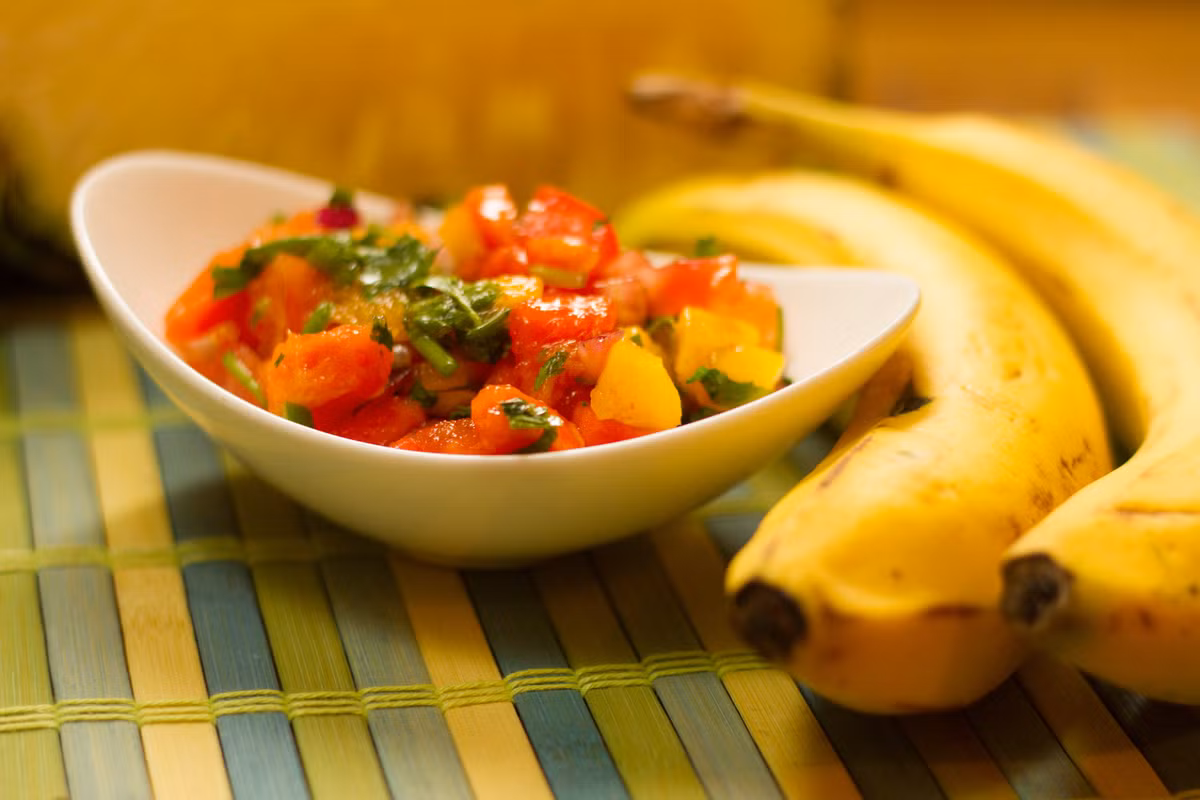 Salsa chuối: 2 quả chuối bỏ vỏ, cắt hạt lựu, trộn đều cùng 1 quả cà chua cắt hạt lựu, 2 muỗng canh hành tím băm nhỏ, 1 muỗng canh rau mùi ta xắt nhỏ và nước cốt 1 quả chanh, bạn chỉ cần nêm nếm chút đường, muối cho vừa ăn là có ngay món salsa chuối lạ miệng. Món này có thể ăn kèm với gà nướng, thịt nướng rất ngon. Ảnh: Internet.