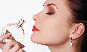 Tránh để những thành phần gây kích thích như nước hoa, chất tạo màu, chất bảo quản, chất tổng hợp như paraben tiếp xúc với khuôn mặt bạn. Ngoài ra, những sản phẩm chứa sodium lauryl sulfate (chất làm sạch bề mặt) cũng là nguyên nhân phổ biến gây kích thích và phản ứng.