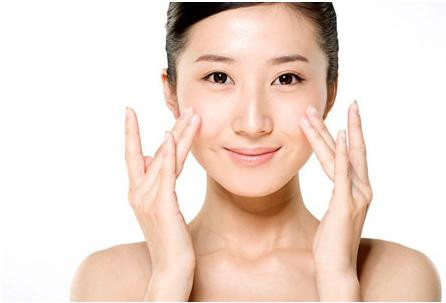 Khi tẩy tế bào, nên sử dụng ngón tay massage nhẹ nhàng, không nên dùng khăn chà xát mạnh.