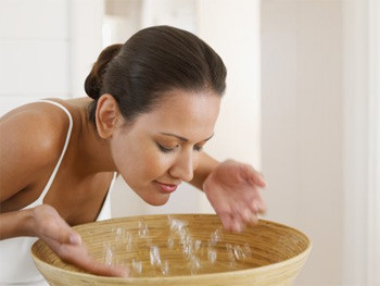 Nếu bạn không trang điểm, không dùng nhiều kem chống nắng hay ít đổ mồ hôi trong ngày, hãy bỏ qua bước rửa mặt bằng xà phòng vào ban đêm, chỉ nên sử dụng nước ấm.