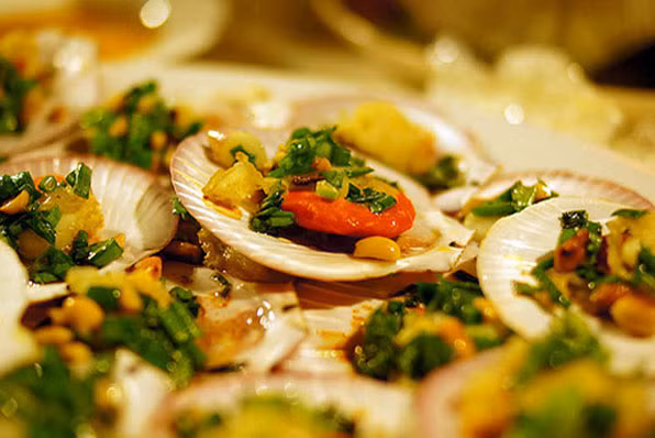 Nhà hàng Long Phụng. Nhà hàng này có những món hải sản, bia rượu đặc trưng Việt Nam. Đặc biệt, các loại gia vị và nước sốt đều được chuyển từ Việt Nam qua.