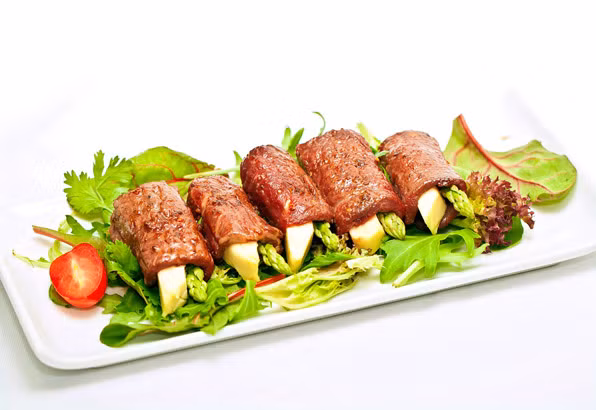 Nhà hàng Sen. Nhà hàng này phục vụ đến hơn 20 món ăn truyền thống Việt nam. Đặc biệt là sự kết hợp giữa ẩm thực Việt và thức uống rượu vang Pháp sẽ đem đến cho bạn bữa ăn tuyệt vời. Giá cả thực phẩm cũng như rượu vang ở nhà hàng này rất hợp với túi tiền và điều đó khiến thực khách kéo đến rất đông.