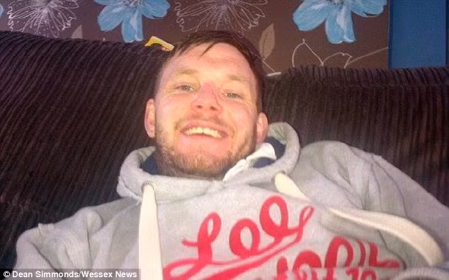 Can canh phong rop da chan khung khiep vi mui tay