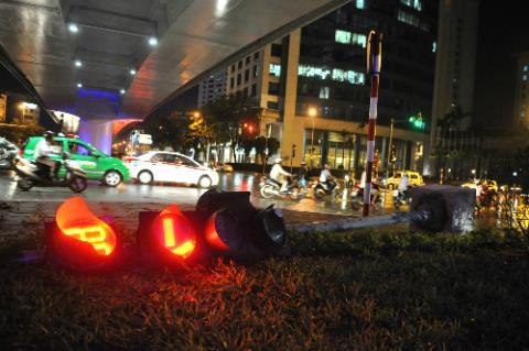 Trận siêu giông ngày 13/6 vừa qua được coi là “thảm họa” thiệt hại nhiều của cải của người dân và gây ra những tai nạn hương tâm. Theo đó, đã có 2 người chết vì bị cây đổ đè trúng, hơn 13 ô tô bị cây đè, gần 140 nhà bị bay mái, hơn 1000 cây xanh bị đổ, gãy 21 cột điện... (Ảnh: Baodatviet).