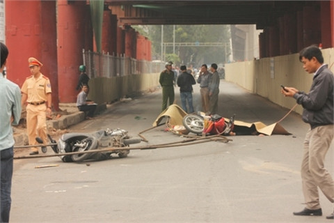 Cuối tháng 5 vừa qua, cũng đã xảy ra một vụ tai nạn thanh sắt rơi trên đường Hồ Tùng Mậu. Cần cẩu phục vụ cho việc thi công tuyến đường sắt trên cao bị tuột dây cáp suýt trúng 2 người đi đường. (Ảnh: Tintuctrongngay).