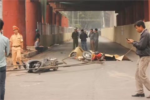 Cuối tháng 5 vừa qua, cũng đã xảy ra một vụ tai nạn thanh sắt rơi trên đường Hồ Tùng Mậu. Cần cẩu phục vụ cho việc thi công tuyến đường sắt trên cao bị tuột dây cáp suýt trúng 2 người đi đường. (Ảnh: Tintuctrongngay).