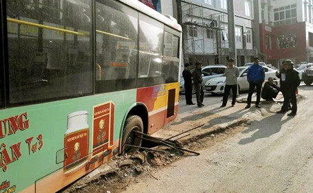 Đã có không ít các vụ tai nạn thương tâm rơi xuống hố ga, cống nước trên đường phố. Không hẳn không cầm lái thì sẽ tránh được tai nạn này. Một chiếc xe bus lưu thông trên đường Trần Phú đã sụt bánh xuống hố ga mất nắp. Nhiều tai nạn khác những người đi bộ, nhất là trẻ em cũng đã bị lọt xuống hố ga khi không cẩn thận. (Ảnh: Giadinh).