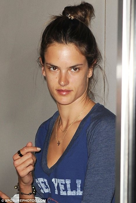 Khi không trang điểm, thiên thần nội y Alessandra Ambrosio kém sắc.