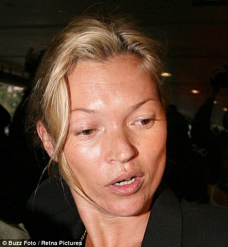 Kate Moss là siêu mẫu hàng đầu nước Anh. Dù đã bước sang độ tuổi tứ tuần nhưng cô vẫn đắt show quảng cáo và chụp ảnh tạp chí. Nổi tiếng bởi vẻ đẹp mong manh như sương khói trong các bức hình, tuy nhiên khoảnh khắc mặt mộc của Kate lại khiến giới mộ điệu giật mình.