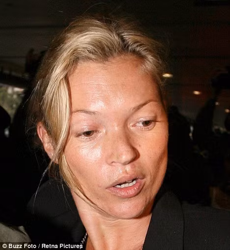 Kate Moss là siêu mẫu hàng đầu nước Anh. Dù đã bước sang độ tuổi tứ tuần nhưng cô vẫn đắt show quảng cáo và chụp ảnh tạp chí. Nổi tiếng bởi vẻ đẹp mong manh như sương khói trong các bức hình, tuy nhiên khoảnh khắc mặt mộc của Kate lại khiến giới mộ điệu giật mình.
