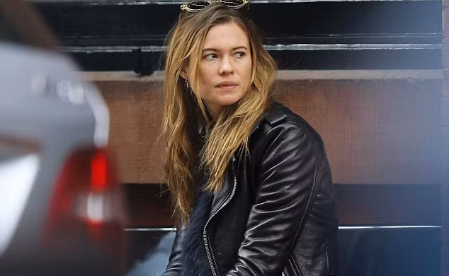 Behati Prinsloo được nhớ đến là một trong những thiên thần sở hữu vẻ đẹp dễ thương, "baby" nhất. Tuy nhiên, khi mặt mộc, bà xã của ca sĩ Adam Levine trông già hơn rất nhiều.