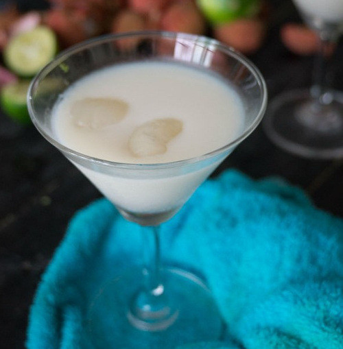 Chia hỗn hợp ra cốc, chờ nguội bớt rùi để vào tủ lạnh. Sau khoảng 3 tiếng có thể dùng được. Khi thưởng thức, có thể bỏ thêm vào ly thạch vải vài miếng cùi vải tươi cho ly thạch thêm giòn mát thơm nhẹ. Ảnh: media