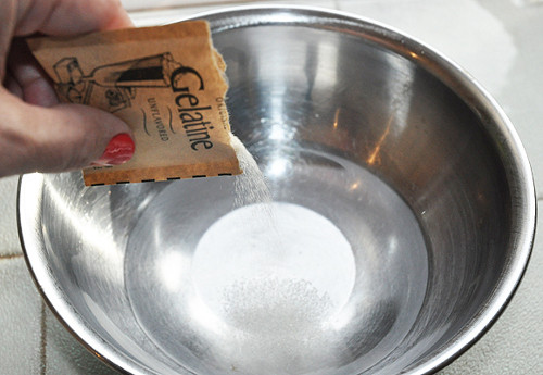 Ngâm bột thạch vào nước lạnh chừng 5 phút. Lưu ý pha đúng tỉ lệ bột thạch và chất lỏng (8g bôt thạch cho 700ml chất lỏng). Kiểm tra bột thạch tan bằng cách dùng muôi khoắng đều rồi nhấc lên, nếu thấy không có gợn hạt bám trên muôi là bột thạch đã tan hết. Ảnh: gato