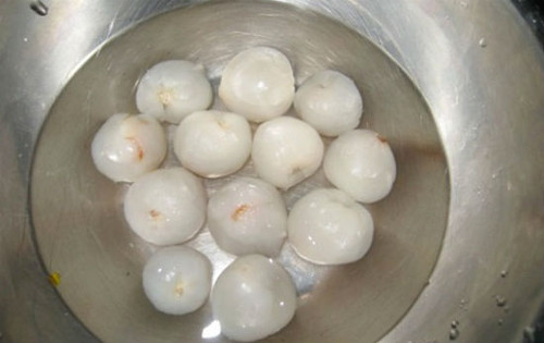 Vải bóc vỏ, bỏ hạt, tách lấy cùi vải. Cho toàn bộ số cùi vải vào máy xay sinh tố xay nhuyễn, lọc riêng lấy phần nước vải. Ảnh: monansinhvien