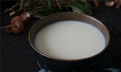 Hòa hỗn hợp nước vải vừa lọc đường, sữa tươi, khuấy cho tan. Đun hỗn hợp này đến lúc gần sôi thì bắc xuống và đổ phần nước thạch vào và khuấy đều. Ảnh: iunauan