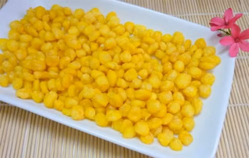 Ngô ngọt xào rong biển. Một chút rong biển khô sẽ khiến cho món ngô xào trở nên lạ miệng và hấp dẫn hơn. Ngô ngọt rửa sạch tách hạt. Cà rốt gọt vỏ, thái sợi mảnh. Cho cà rốt vào chảo xào nhanh trên lửa lớn. Ảnh: amthuc365