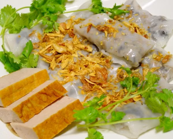 Bánh cuốn dốc Yên Phụ nhỏ, đối diện cafe Duy Trí 43a Yên Phụ. Quán ngon đông khách chỉ phục vụ buổi sáng và trưa. Quán nhỏ, bình dân nhưng sáng nào cũng chật kín khách, nhất là khoảng 8-9h. Giá trung bình 45.000đ/suất gồm bánh cuốn, chả, lạp xưởng, trứng. Ảnh: xzone.vn.