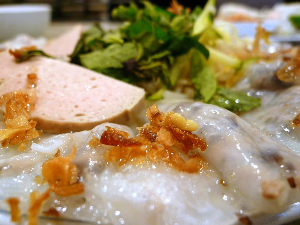 Bánh cuốn phố Vũ Thạnh, đối diện hiệu thuốc số 51 Vũ Thạnh. Phục vụ từ 6h-9h30 sáng nhưng nếu bạn muốn ăn thì nên tranh thủ ra từ sớm, vì quán bán hết cức nhanh. Quán có ưu điểm ở giá cả hợp lý, bình dân nên thường rất đông khách.