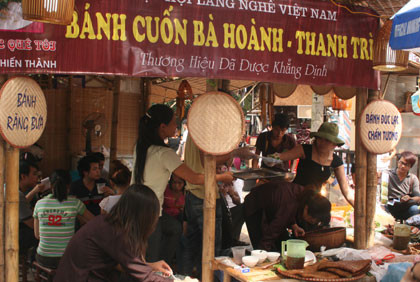 Bánh cuốn Thanh Trì Bà Hoành 37 &amp; 66 Tô Hiến Thành. Quán bánh cuốn ngon này đông khách từ sáng đến tối với món bánh cuốn tráng sẵn, ăn nguội. Bánh cuốn ở đây có không có thịt, không mộc nhĩ. Điểm hút khách ở đây có lẽ là ở nước chấm có hương vị đậm đà cực chất, có tinh dầu cà cuống xịn cùng nguyên con cà cuống. Ngoài bánh cuốn, quán này cũng phục vụ cả bánh nếp, bánh tẻ, giò lụa cuốn lá...