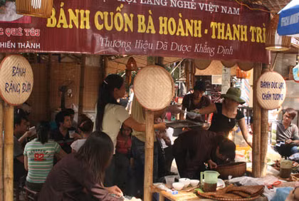 Bánh cuốn Thanh Trì Bà Hoành 37 &amp; 66 Tô Hiến Thành. Quán bánh cuốn ngon này đông khách từ sáng đến tối với món bánh cuốn tráng sẵn, ăn nguội. Bánh cuốn ở đây có không có thịt, không mộc nhĩ. Điểm hút khách ở đây có lẽ là ở nước chấm có hương vị đậm đà cực chất, có tinh dầu cà cuống xịn cùng nguyên con cà cuống. Ngoài bánh cuốn, quán này cũng phục vụ cả bánh nếp, bánh tẻ, giò lụa cuốn lá...