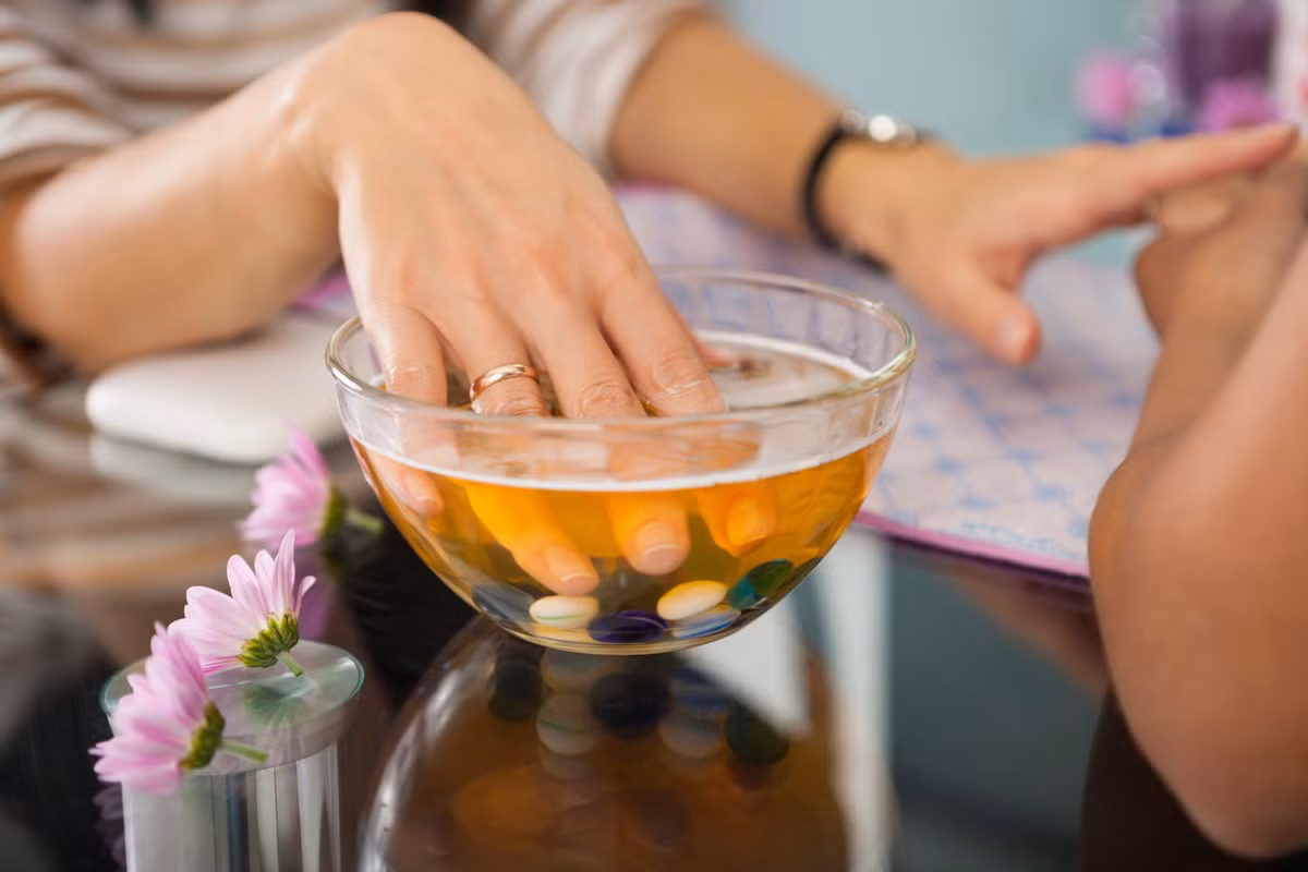 Để có móng tay chắc khỏe, sáng bóng, bên cạnh một lối sống lành mạnh, một chế độ ăn uống hợp lý, bạn có thể áp dụng những bí quyết chăm sóc móng tay tự nhiên mà hiệu quả sau đây.