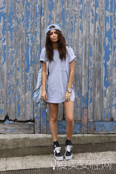 Vans. Vans là mẫu giày trượt ván cổ điển của California, được ưa chuộng bởi kiểu dáng đơn giản, sạch sẽ và tiện lợi. Vans kết hợp lối sống, nghệ thuật, âm nhạc và văn hóa thời trang đường phố, hình thành biểu tượng độc đáo của biểu tượng văn hóa thanh niên.