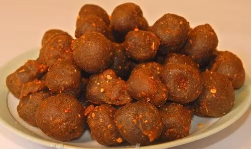 Ô mai sấu. Vị chua xen lẫn chút ngọt nhẹ của ô mai sấu khiến không biết bao nhiêu người mê mẩn. Ô mai sấu xào, sấu giòn cam thảo, sấu dẻo gừng, dẻo cay là những biến tấu đa dạng của ô mai sấu. Mỗi loại ô mai đều có vị thơm ngon riêng biệt. Chính vì vậy mà ô mai sấu từ lâu đã trở thành thức quà vặt quen thuộc và đặc biệt của người Hà Nội. Ảnh: amthucgiadinh