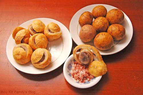 Cạo nhẹ lớp vỏ bên ngoài để lộ phần cùi thơm phức. Cắt một miếng chấm với đĩa muối ớt cay cay mặn mặn thì không gì sánh được. Đây chính là điều khiến cho sấu chín muối ớt được coi là một nét “duyên thầm” của ẩm thực mùa thu Hà Nội. Ảnh: baosuckhoe