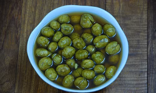 Nước sấu ngâm. Vị chua chua, ngọt ngọt là món giải khát từ sấu mùa hè được nhiều người ưa thích. Sấu ngâm nước ngon nhất là sấu bánh tẻ, đều quả, cứng mình, không già quá, không non quá. Ảnh: naungon