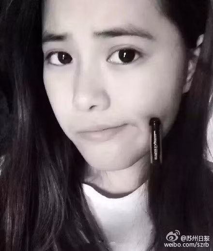 Má lúm đồng tiền vốn là ưu thế khoe sự rạng ngời của khuôn mặt.