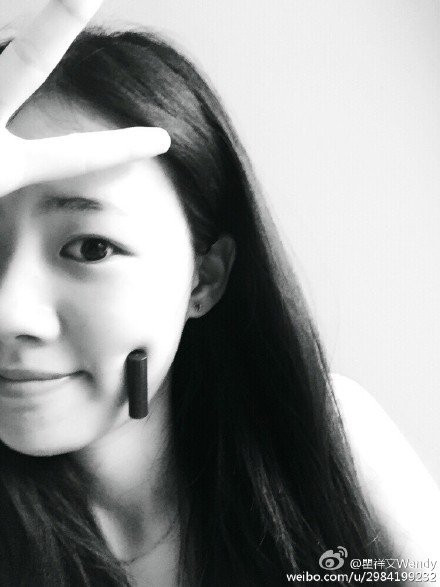 Giống với trào lưu "khoe eo thon" từng gây sốt cộng đồng dân mạng Việt, trào lưu khoe má lúm đồng tiền cũng thu hút sự quan tâm, nhiệt liệt hưởng ứng của cư dân mạng, đặc biệt các nữ sinh Trung Quốc.