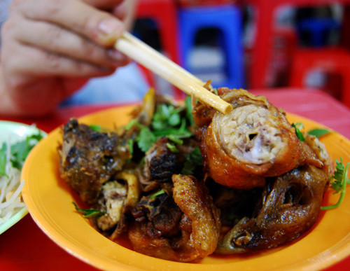 Những loại thịt, cá chứa nhiều hóa chất loại này đều có ảnh hưởng tới hệ nội tiết của trẻ. Ở các loại gia cầm, thuốc “kích lớn” tập trung chủ yếu ở tuyến nội tiết của phần đầu, cổ, do vậy ăn nhiều cổ gà, cổ vịt có thể sẽ khiến trẻ phải nạp thêm các loại chất có hại cho quá trình phát triển của trẻ. Ảnh minh họa.