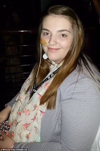 Từ đó, Emily đã không thể ăn được đường miệng, thức ăn được chuyền qua một cái ống nối thẳng với dạ dày. Ngoài ra, khi đi ngủ, toàn bộ tay chân của Emily cũng được nẹp và treo lên cố định để ngăn chặn xương bị trật khớp trong đêm.