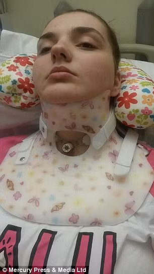 Các bác sỹ ở Anh đã không thể chữa được tình trạng bệnh này. Họ nói, bệnh của cô bé chỉ được chữa khỏi bởi một chuyên gia duy nhất ở Mỹ. Thế nhưng các cuộc tiểu phẫu, đại phẫu của Emily đã tốn rất nhiều tiền và gia đình cô bé không có đủ khả năng để chữa trị cho con nữa.