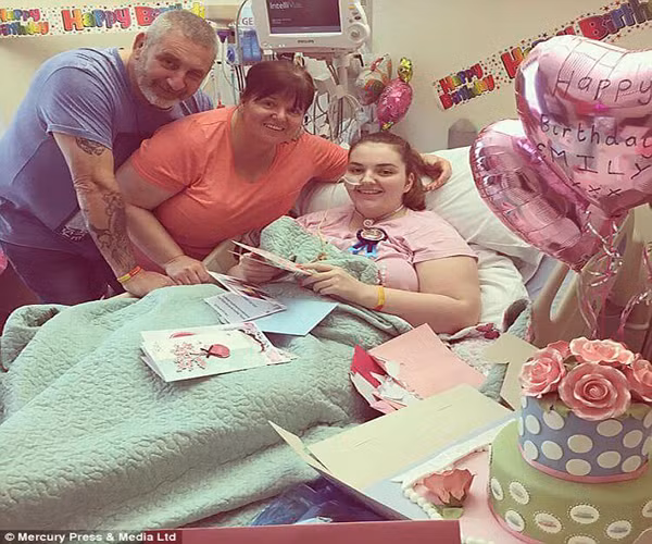 Emily đã được chẩn đoán mắc bệnh này vào năm 11 tuổi sau khi cánh tay vô tình bị trật khớp và bầm tím rõ rệt. Các bác sỹ cho hay, do thiếu collagen trong cơ thể, làm cho các khớp lỏng lẻo không ổn định và nó dễ dàng trật khỏi hệ thống xương khớp.