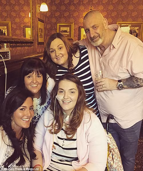 Bà James, mẹ cô bé cho hay, 4 đứa con trong gia đình bà đều bị bệnh này nhưng Emily là bị nặng nhất. Con gái lớn Sarah thường xuyên không ngủ được vào ban đêm vì khớp chân không ổn định, đứa tiếp theo Scott cũng vậy, toàn thân luôn bầm tím vì trật khớp.