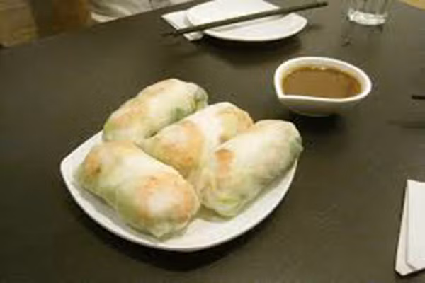 Quán có phong cách ấm cúng, bày trí đơn giản nhưng thân thiện. Phở bò cay ở đây có giá chỉ 11$ có gia vị sả ớt, cà rốt, rau diếp và đậu phộng thơm ngào ngạt. Với những món ăn miền Nam Việt Nam có món bánh xèo rất thân thuộc.