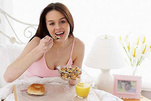 Do đó, các chuyên gia khuyến cáo mẹ bầu chỉ nên ăn mỳ chính ở mức vừa phải, không nên ăn nhiều để tránh những tác hại không mong muốn cho cả mẹ và bé.